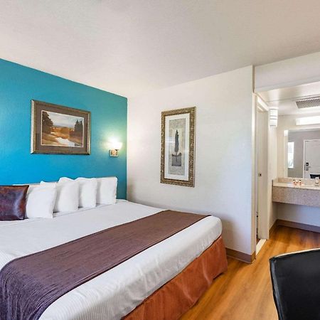 Travelodge By Wyndham מיילס סיטי מראה חיצוני תמונה